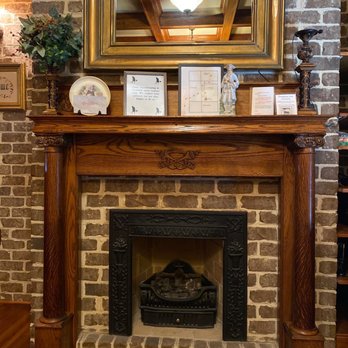 McMillan Inn - Beautiful fireplace in our room and the mirror is a TV!! - Bed & Breakfast Near Me - Savannah, Georgia