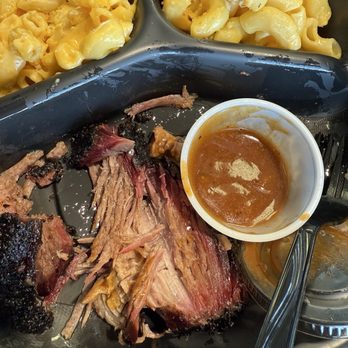 Killen's Barbecue - HOU - Sliced beef and mac and cheese - Barbeque Near Me - Houston, Texas Killen's Barbecue - HOU - Sliced beef and mac and cheese - Barbeque Near Me - Houston, Texas