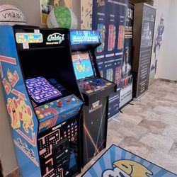 Ravens Joint - Classic arcade games inside the store.