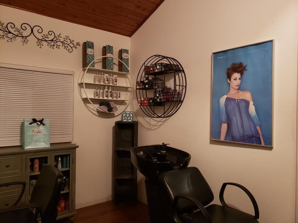 Tanglez Hair Studio 15 min from downtown Noblesville Logo