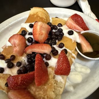 The Breakfast Club and Pub - Pancakes with yogurt - American Near Me - La Crosse, Wisconsin