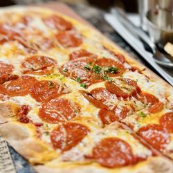 Bistro Napa - Pepperoni pizza flatbread