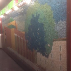 Lanza M2 - Mosaico fatto con tasselli di ceramica e pezzi di vetro rappresentante il Piccolo Teatro