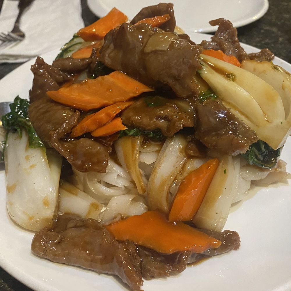 CF Cheng - Beef Chow Fun with Gravy - Chinese Near Me - Sacramento, California CF Cheng - Beef Chow Fun with Gravy - Chinese Near Me - Sacramento, California