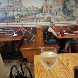 Nice wall art with Prosecco. Nice wall art with Prosecco.