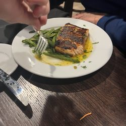 Jordy's Bar & Steakhouse - Salmon and green beans.