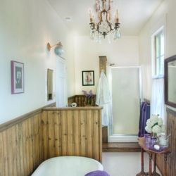 Oak Grove Bed & Breakfast - Luxuriate in a claw foot tub or take a quick shower.