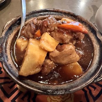 King Restaurant & Bar - Stewed Ox-Tail hot plate.  Delicious - Bars Near Me - Honolulu, Hawaii