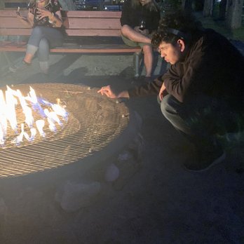 Grey Squirrel Resort & Vacation Rental Homes - Fire pit in the community area. Making s'mores provides by the very kind owner. - Big Bear Lake, CA