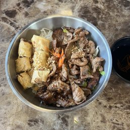Grilled Pork W/ Vermicelli Bùn Chå Đòng Xuân 烤肉丸.肉片米粉