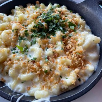 Watermark - Four Cheese Mac & Cheese (Gouda, Cheddar, Gruyere, Parmesan) with golden bread crumbs - Cocktail Bars Near Me - New York, New York Watermark - Four Cheese Mac & Cheese (Gouda, Cheddar, Gruyere, Parmesan) with golden bread crumbs - Cocktail Bars Near Me - New York, New York
