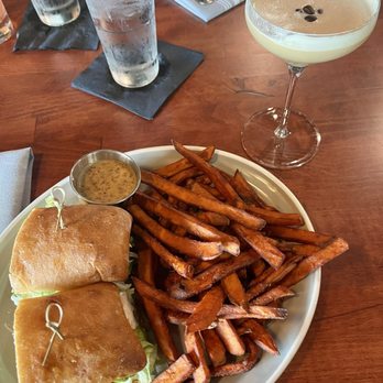 Belle Meade Social - Sweet potato fries, espresso martini, Fresh Catch sandwich - Cocktail Bars Near Me - Memphis, Tennessee Belle Meade Social - Sweet potato fries, espresso martini, Fresh Catch sandwich - Cocktail Bars Near Me - Memphis, Tennessee