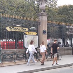 Métro Tuileries - Entrance
