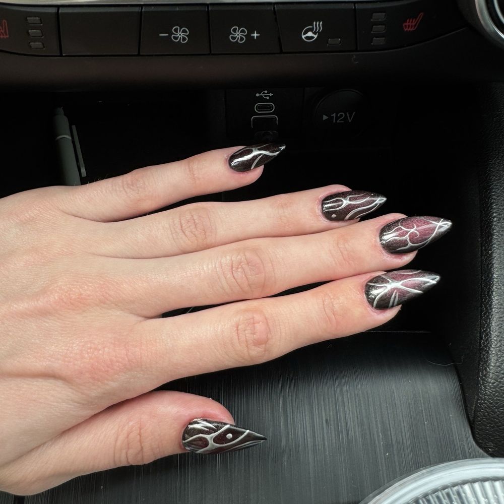 Acrylic set with cat eye spray painted on the center of the nail and a design Acrylic set with cat eye spray painted on the center of the nail and a design