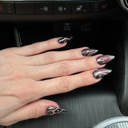 Acrylic set with cat eye spray painted on the center of the nail and a design