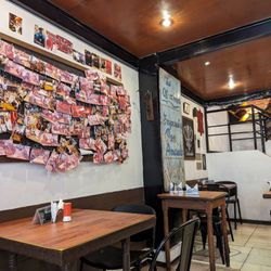 Salvador Cocina y Café - Clean and comfortable tables