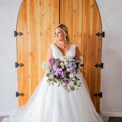 I photographed at West of the Waterway and was very pleased with the customer service, venue and beautiful scenery.