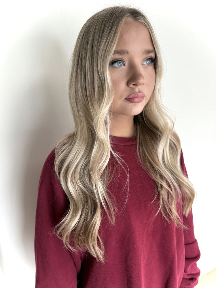 onyx hair company Logo