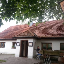 Dorfschänke - Eingang mit Biergarten