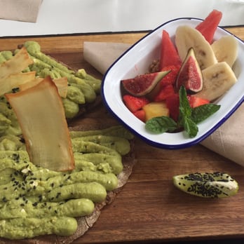 Brunch & Cake - Brunch combo of avocado/feta toast and fruit with granola - Breakfast & Brunch Near Me - Barcelona, B