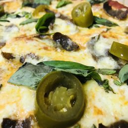 Pizza Society - arma tu pizza: albahaca, crema, jalapeños y churrasco - pizza, food - Pizzería Near Me - Santiago, RM
