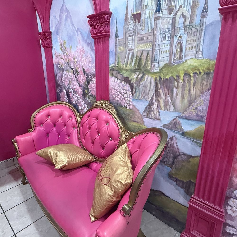 Royal - Their Lobby - Hair Salons Near Me - Tijuana, BCN Royal - Their Lobby - Hair Salons Near Me - Tijuana, BCN