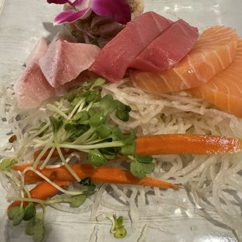 Hikari Sushi - Sashimi Sampler (8pcs) - Sushi Bars Near Me - Chatsworth, California