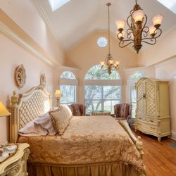 River Lily Inn Bed And Breakfast - The grand River Lily Suite, perfect for wedding/honeymoon, a birthday treat or Anniversary celebration, with direct access to verandah.