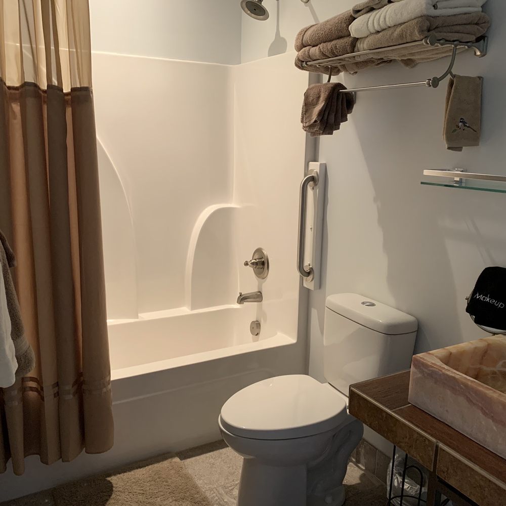 St Francis Cottage - Cardinal Bathroom - Bed & Breakfast Near Me - Chattanooga, Tennessee St Francis Cottage - Cardinal Bathroom - Bed & Breakfast Near Me - Chattanooga, Tennessee