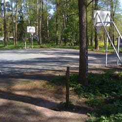 Särkiniemen puisto - Iso koriskenttä
