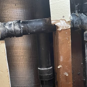 Pedroza Plumbing And Rooter - "Before" pic with two cracks in T connection - Plumbing Near Me Pedroza Plumbing And Rooter - "Before" pic with two cracks in T connection - Plumbing Near Me