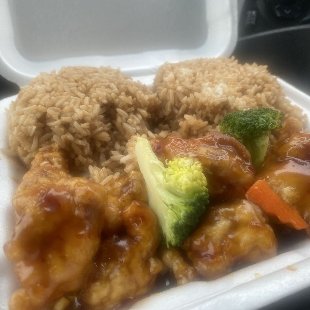 Wok & Roll - Lunch special General Tso's chicken with fried rice - Chinese Near Me - Mansfield, Texas Wok & Roll - Lunch special General Tso's chicken with fried rice - Chinese Near Me - Mansfield, Texas