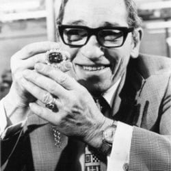 Limon's Gems & Jewels - Robert Limon with the Hope Diamond in 1975