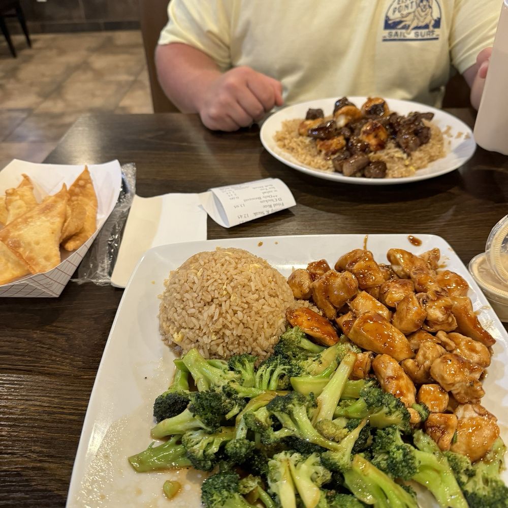 Chicken Hibachi Dinner with Broccoli only. Crab Rangoon. Steak and Shrimp fried rice. Excellent! Chicken Hibachi Dinner with Broccoli only. Crab Rangoon. Steak and Shrimp fried rice. Excellent!