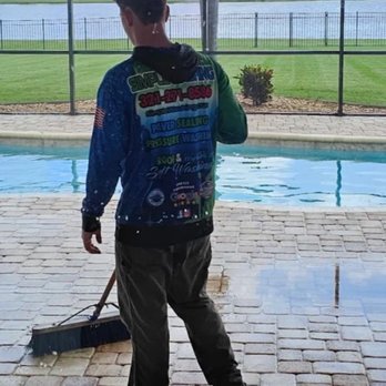 Simple Washing - Melbourne - Crew member at work - Gutter Services Near Me Simple Washing - Melbourne - Crew member at work - Gutter Services Near Me