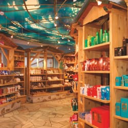 Schmuggler-Alm Duty-free-Shop - Eine grosse Auswahl an Geschenken (Parfüm, Spirituosen, Brillen, Kosmetik, Accessories, etc..