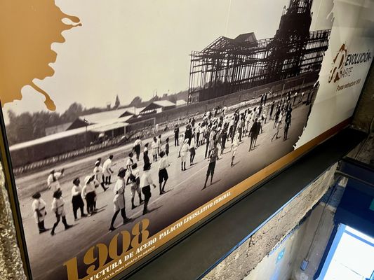 Monument to the Revolution by null