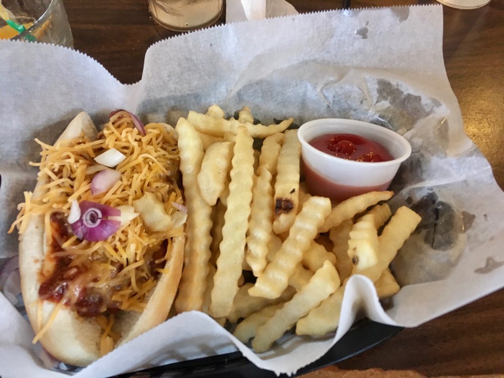 Golden's Pub And Deli Logo