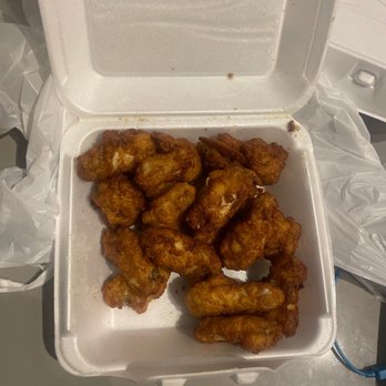 Thirty1 Lounge - These are supposed to be lemon pepper wings but they are not. They are also very greasy. - Lounges Near Me - Hollywood, Florida