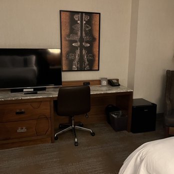 JW Marriott Austin - Desk/entertainment space in standard queen - Hotels Near Me - Austin, Texas