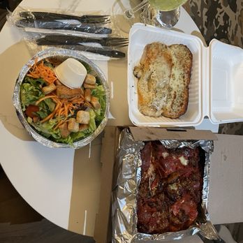 Pequod's Pizza - Cheesy Garlic Bread, SMALL Pan with Fresh Basil, Fresh Garlic, Sausage, & Pepperoni, House Salad 121924 - Pizza Near Me - Chicago, Illinois