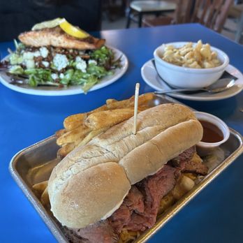 Pappy & Harriet’s - Steak sandwich, house garden salad with Salmon and a side of mac and cheese. - Music Venues Near Me - Pioneertown, California
