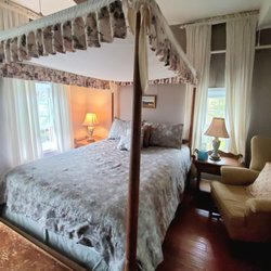 Pig Hill Inn - Cozy rooms w/ canopy beds