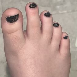 Nails & Spa - Pretty black and gold toes