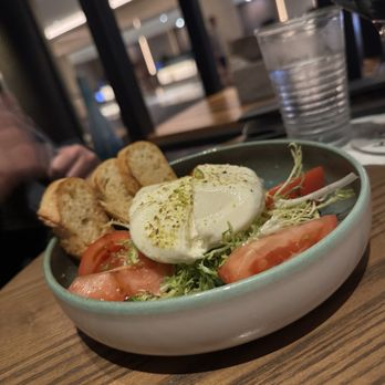 1900 FIFTH Bar & Lounge - Burrata Caprese Heirloom Tomato, Balsamic Reduction, Basil, Pistachio, Toasted Bread - Lounges Near Me - Seattle, Washington