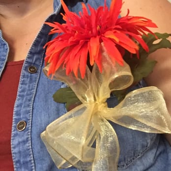 La Noria - Free flowers for the mamas on dia de las madres. - Mexican Near Me - Coachella, California La Noria - Free flowers for the mamas on dia de las madres. - Mexican Near Me - Coachella, California