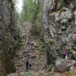 Naturreservatet Skurugata & Skuruhatt - Weg durch die Schlucht Skurugata