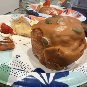 Paris Baguette - Pumpkin Spice Cruffin - Patisserie/Cake Shop Near Me - Los Angeles, California Paris Baguette - Pumpkin Spice Cruffin - Patisserie/Cake Shop Near Me - Los Angeles, California