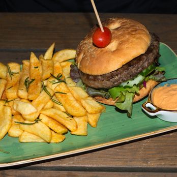 Treibhaus - Hamburger mit Fritten & Dip 14,50€ - German Near Me - Wiesbaden, HE Treibhaus - Hamburger mit Fritten & Dip 14,50€ - German Near Me - Wiesbaden, HE