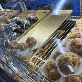 Mike's Pastry - Ahhhhh lobster tails and cream puffs! - Bakeries Near Me - Boston, Massachusetts Mike's Pastry - Ahhhhh lobster tails and cream puffs! - Bakeries Near Me - Boston, Massachusetts